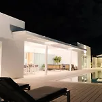 Aine Luxury Villa, Sea Views, Heated Pool Βίλα