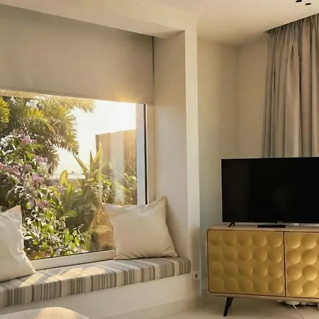 Aine Luxury Villa, Sea Views, Heated Pool Villa *