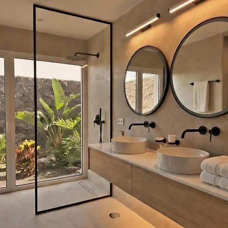 Aine Luxury Villa, Sea Views, Heated Pool *