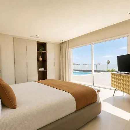 Aine Luxury Villa, Sea Views, Heated Pool Villa