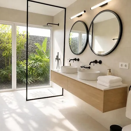 Aine Luxury Villa, Sea Views, Heated Pool Villa *