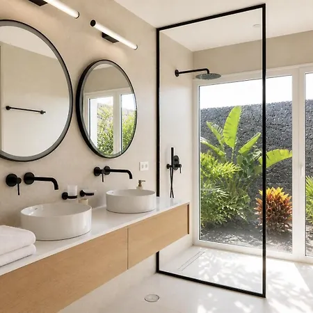 Villa Aine Luxury Villa, Sea Views, Heated Pool *
