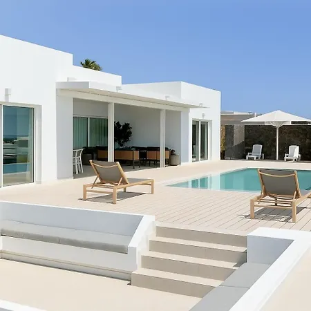 Aine Luxury Villa, Sea Views, Heated Pool *