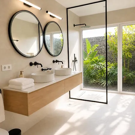 Aine Luxury Villa, Sea Views, Heated Pool Villa *