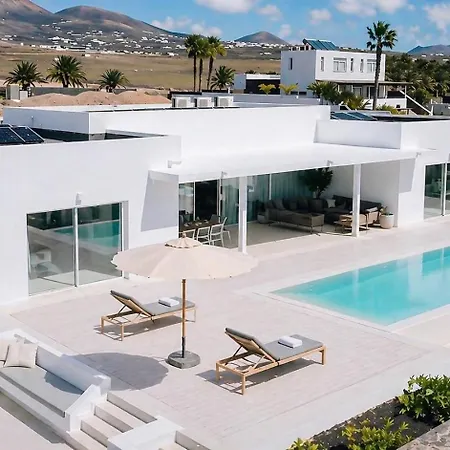 Villa Aine Luxury Villa, Sea Views, Heated Pool